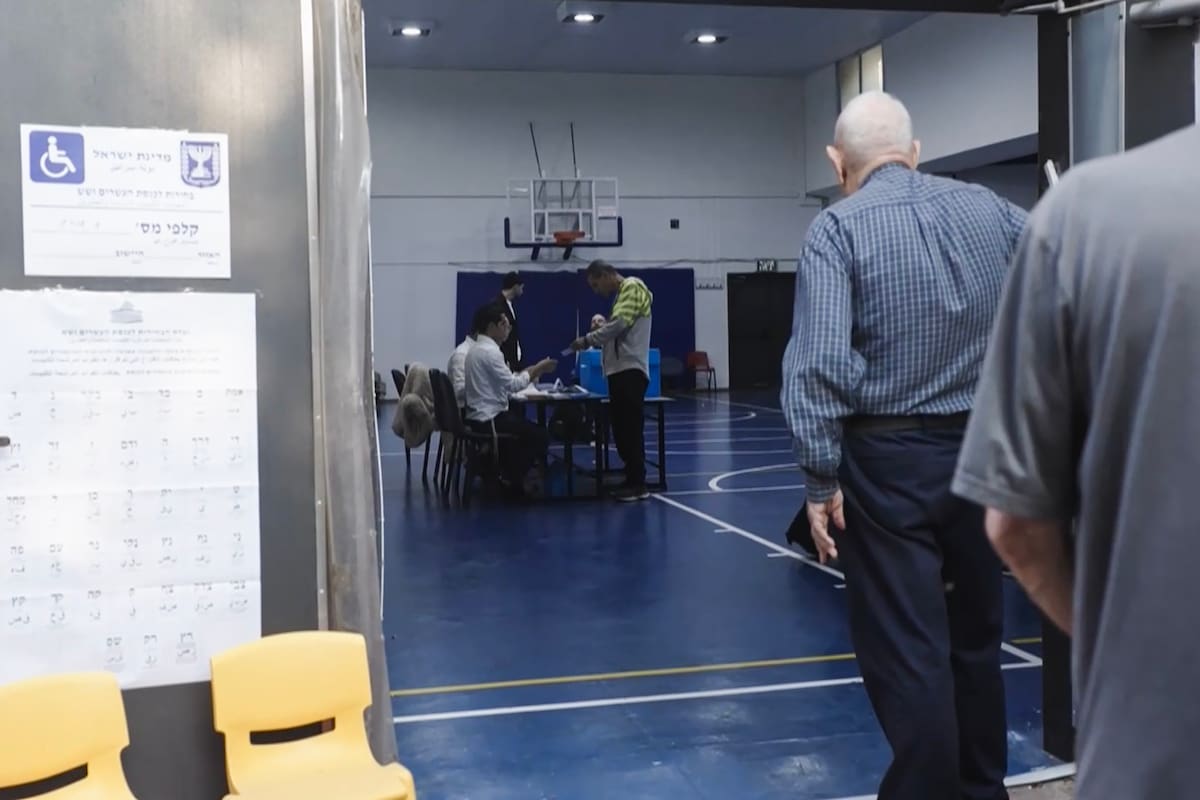 Avanzan las elecciones en Israel en medio de tres años de guerra: Netanyahu ya votó