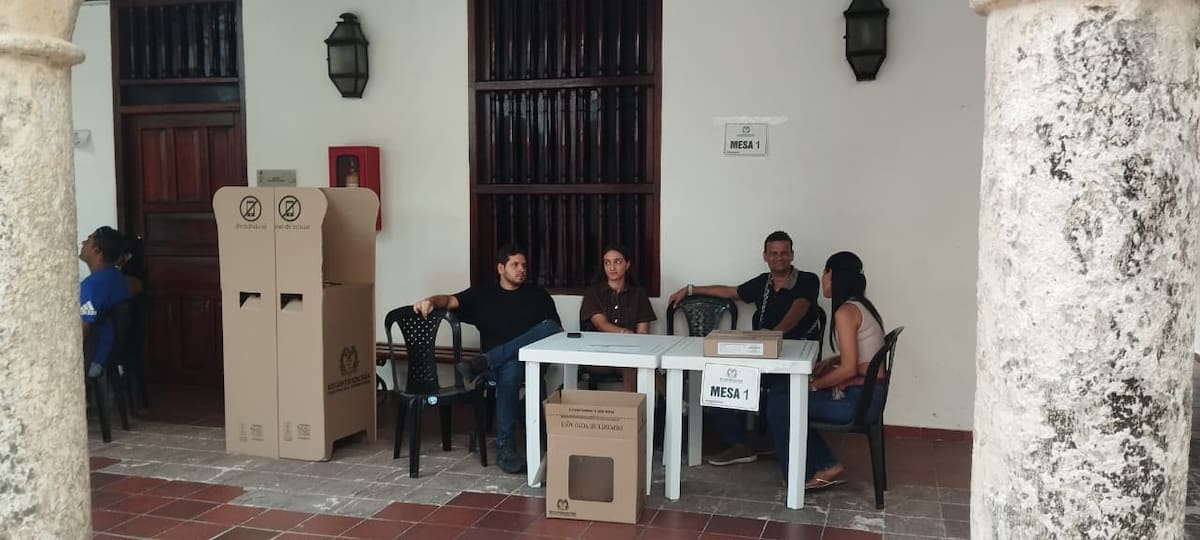 Puesto de votación de Bellas Artes en Cartagena. // Foto: Óscar Díaz - El Universal.