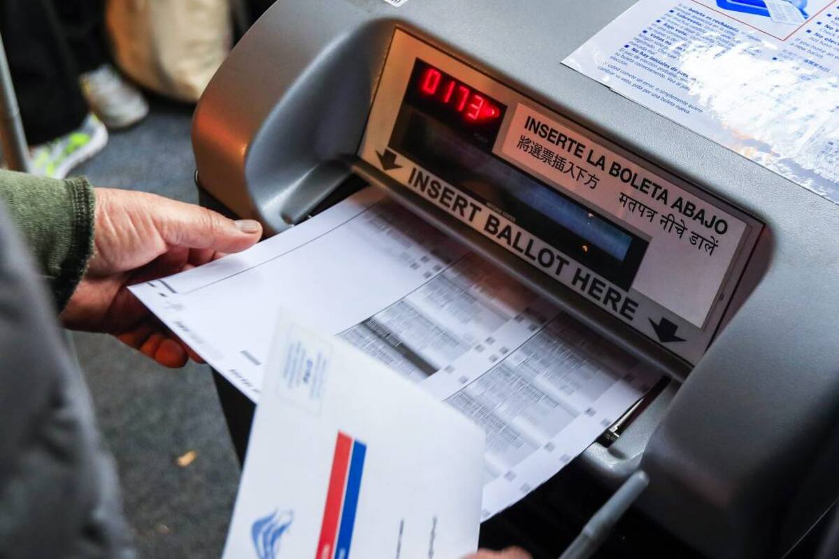 Un votante deposita su voto en la urna en la cafetería Pressure Billiards en Chicago de Illinois, Estados Unidos, 8 de noviembre de 2016. EFE/Tannen Maury ELECCIONES PRESIDENCIALES EN ESTADOS UNIDOS
