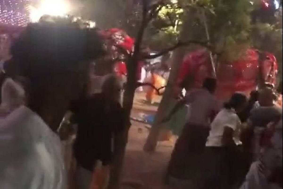 Video: Elefante fuera de control desata el caos en un festival en India