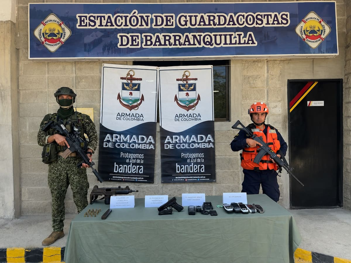 Autoridades hallaron una subametralladora, municiones, un teléfono satelital y equipos GPS durante el operativo en la Ciénaga del Torno. //FOTO: ARMADA DE COLOMBIA.