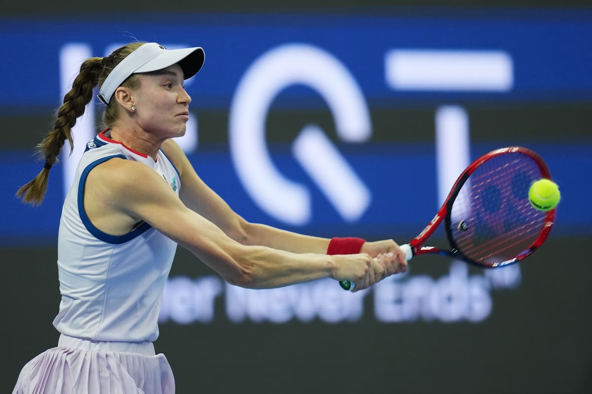 La kazaja Elena Rybakina devuelve una pelota a la rusa Alina Charaeva durante el partido de segunda ronda del cuadro individual femenino del torneo de tenis China Open en Pekín. //Foto, AP: Ng Han Guan