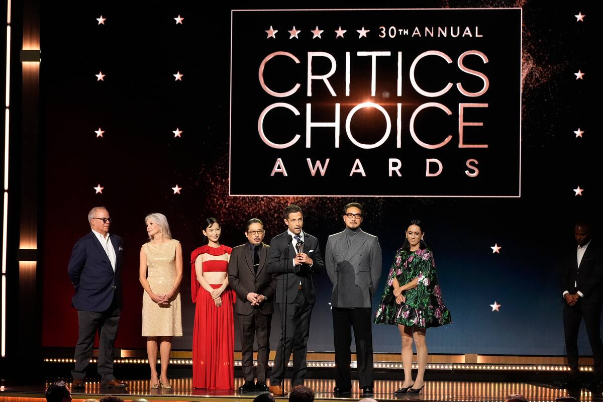 Edward McDonnell, de izquierda a derecha, Michaela Clavell, Moeka Hoshi, Hiroyuki Sanada, Justin Marks, Takehiro Hira y Rachel Kondo aceptan el premio a la mejor serie dramática por "Shogun" durante los 30º Critics Choice Awards. //AP
