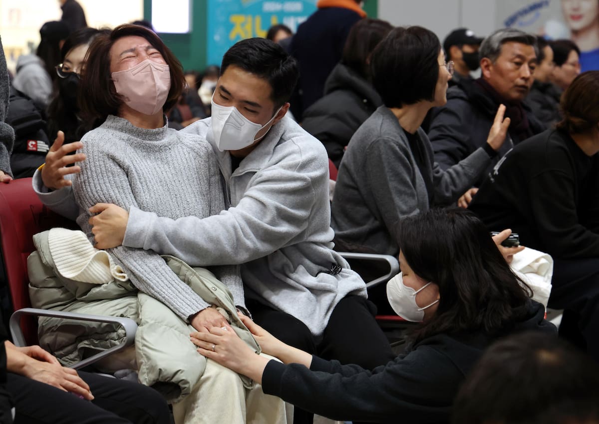FOTODELDÍA Muan (Corea del Sur), 29/12/2024.- Seres queridos reaccionan mientras esperan noticias en el aeropuerto de Muan, en Corea del Sur. Las autoridades elevaron a 176 la cifra oficial de muertos en el accidente del avión comercial que se salió de la pista y chocó contra un vallado tras aterrizar. EFE/ Han Myung-gu