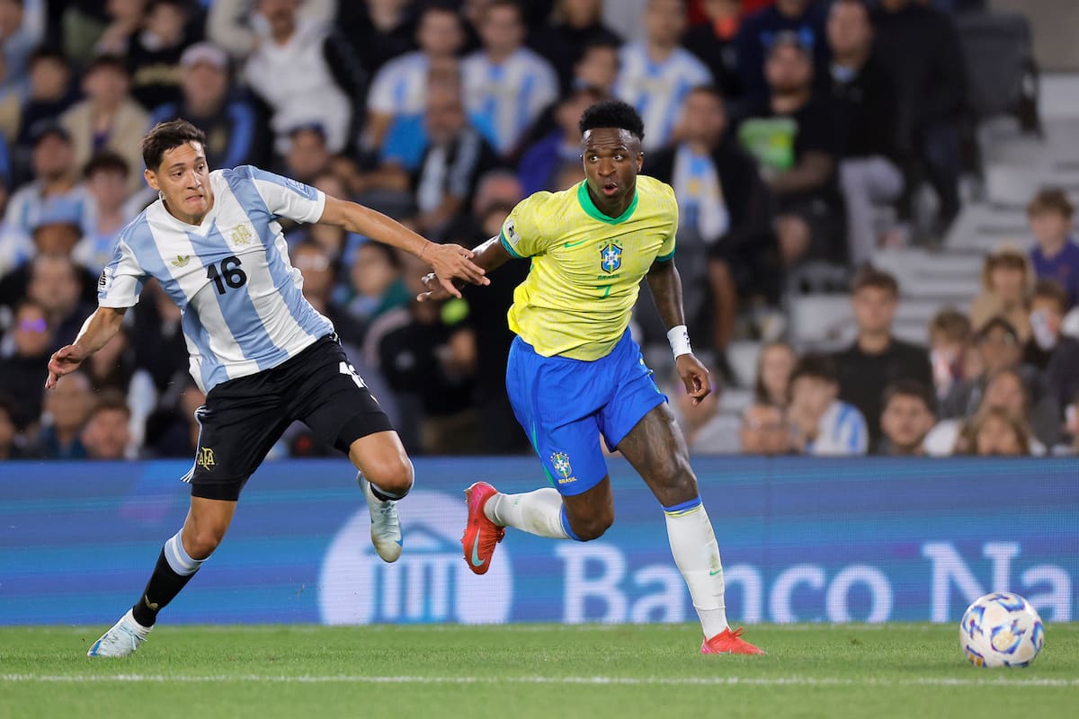 . BUENOS AIRES (ARGENTINA), 25/03/2025.- Nahuel Molina (i) de Argentina disputa el balón con Vinícius Júnior de Brasil este martes en un partido de las eliminatorias sudamericanas para el Mundial de 2026 entre las selecciones de Argentina y Brasil en el estadio Monumental en Buenos Aires (Argentina). EFE/Juan Ignacio Roncoroni