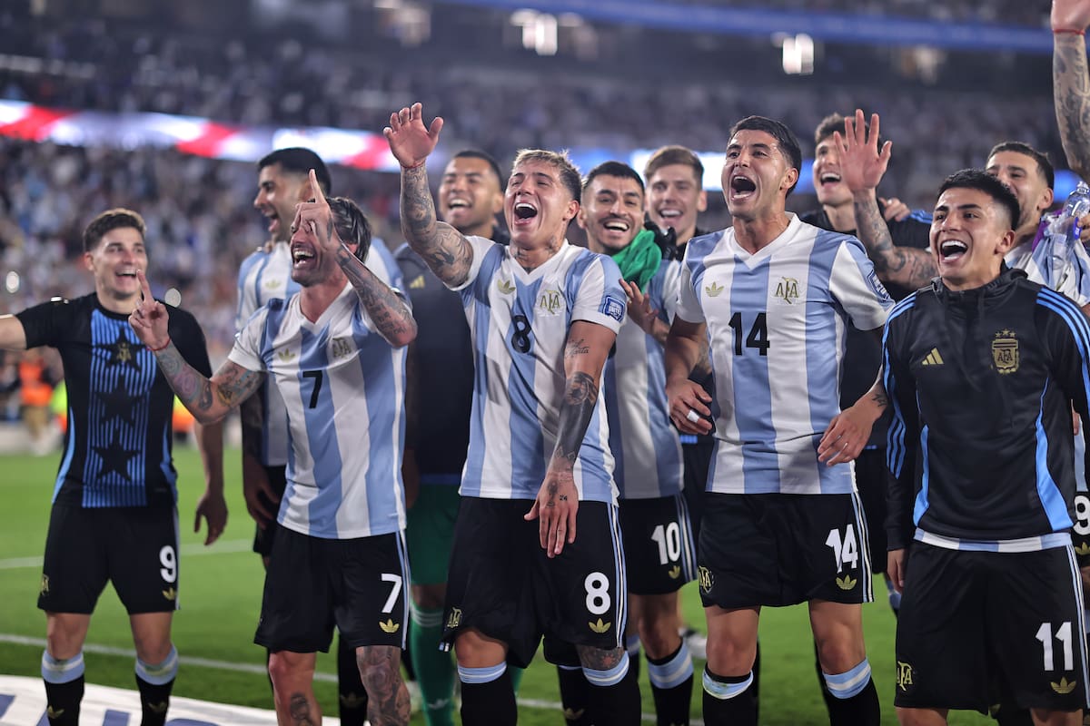 . BUENOS AIRES (ARGENTINA), 25/03/2025.- Jugadores de Argentina celebran el triunfo ante Brasil este martes en un partido de las eliminatorias sudamericanas para el Mundial de 2026 entre las selecciones de Argentina y Brasil en el estadio Monumental en Buenos Aires (Argentina). EFE/Juan Ignacio Roncoroni