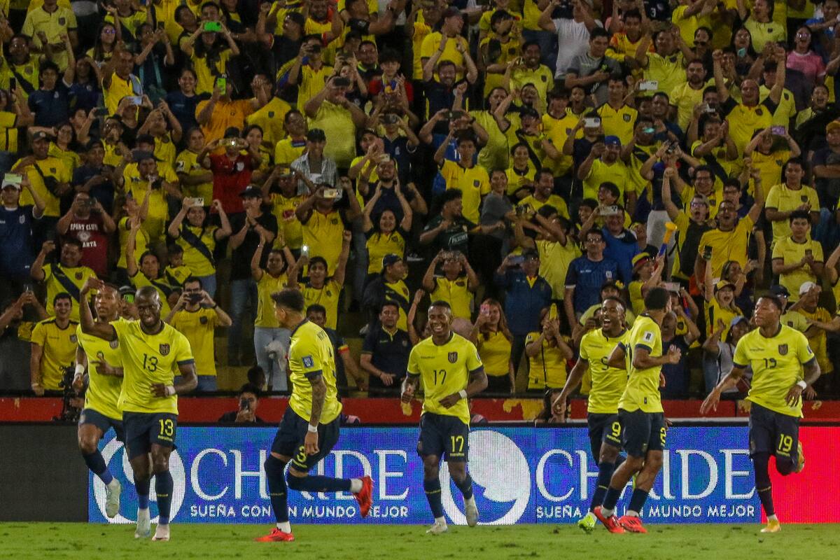 Los jugadores de Ecuador celebran un gol ante Bolivia este jueves, durante un partido de las eliminatorias sudamericanas al Mundial de Fútbol 2026, en el estadio Monumental, en Guayaquil. EFE/ Jonathan Miranda