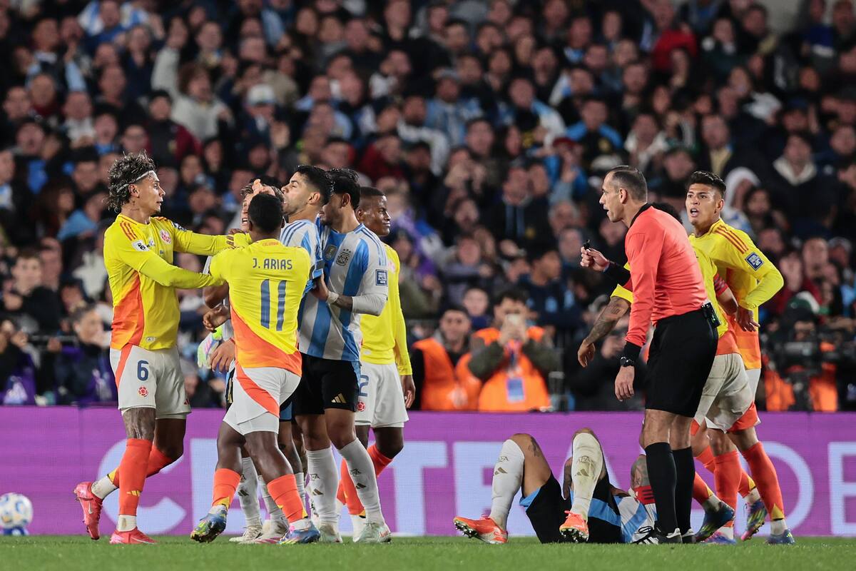 Duelo intenso entre Colombia y Argentina. EFE/ Adan González