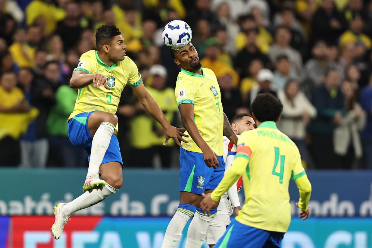 AMDEP7087. SAO PAULO (BRASIL), 10/06/2025.- Alexsandro de Souza Ribeiro (c) de Brasil controla el balón este martes, en un partido por las eliminatorias sudamericanas para el Mundial 2026 entre las selecciones de Brasil y Paraguay en el estadio Neo Química Arena en Sao Paulo (Brasil). EFE/ Isaac Fontana