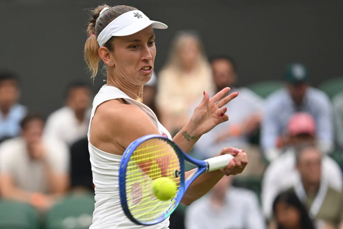 Elise Mertens, de Bélgica, en acción durante el partido de octavos de final femenino contra Aryna Sabalenka de Bielorrusia en el Campeonato de Wimbledon. //Foto, EFE: DANIEL HAMBURY