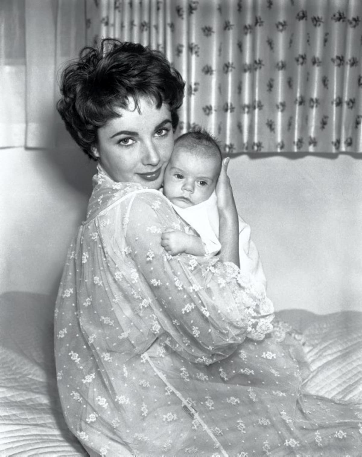 Elizabeth Taylor con su hijo Michael Howard Wilding. AP
