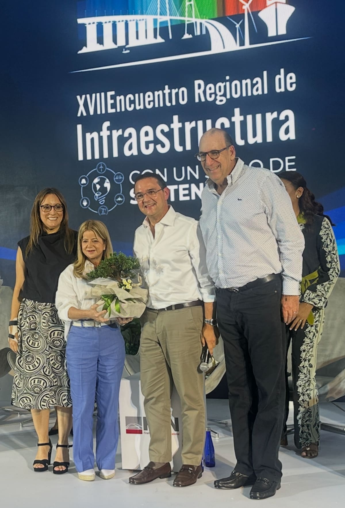 Tatyana Orozco De la Cruz, presidenta Ejecutiva de la Cámara Colombiana de la Infraestructura; Elsa Noguera, ministra de Transportes; Héctor Carbonell Gómez, director Ejecutivo de la CCI Seccional Norte, y Jorge Segebre, presidente junta directiva de Camacol Atlántico.//El Universal.
