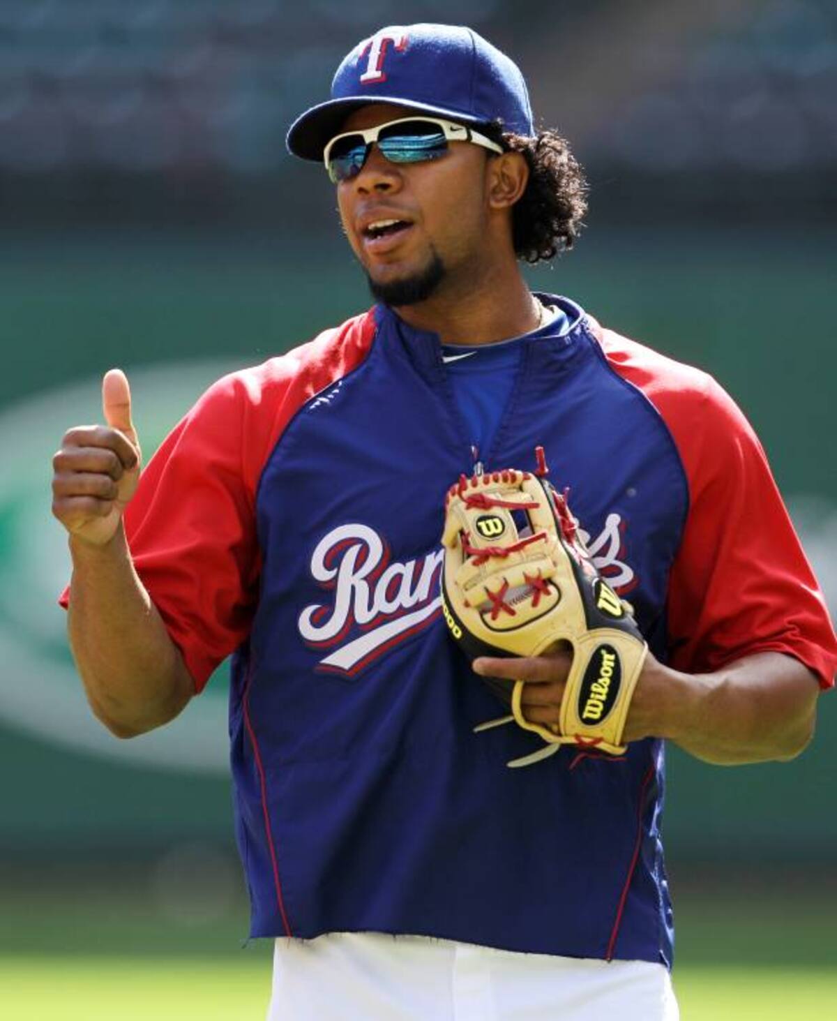 Elvis Andrus se quedará en los Rangers de Texas. AP