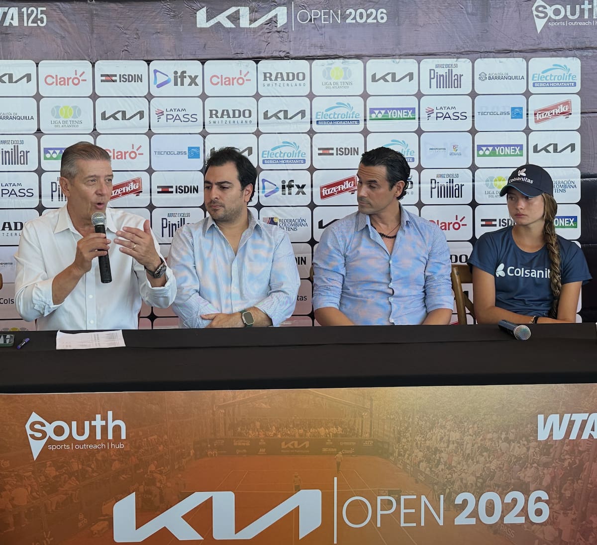 Emanuela Lares (derecha), durante la presentación del torneo Kia Open W125 Barranquilla 2026 que se disputará desde el lunes en el Complejo de Raquetas María Fernanda Herazo González.//El Universal.