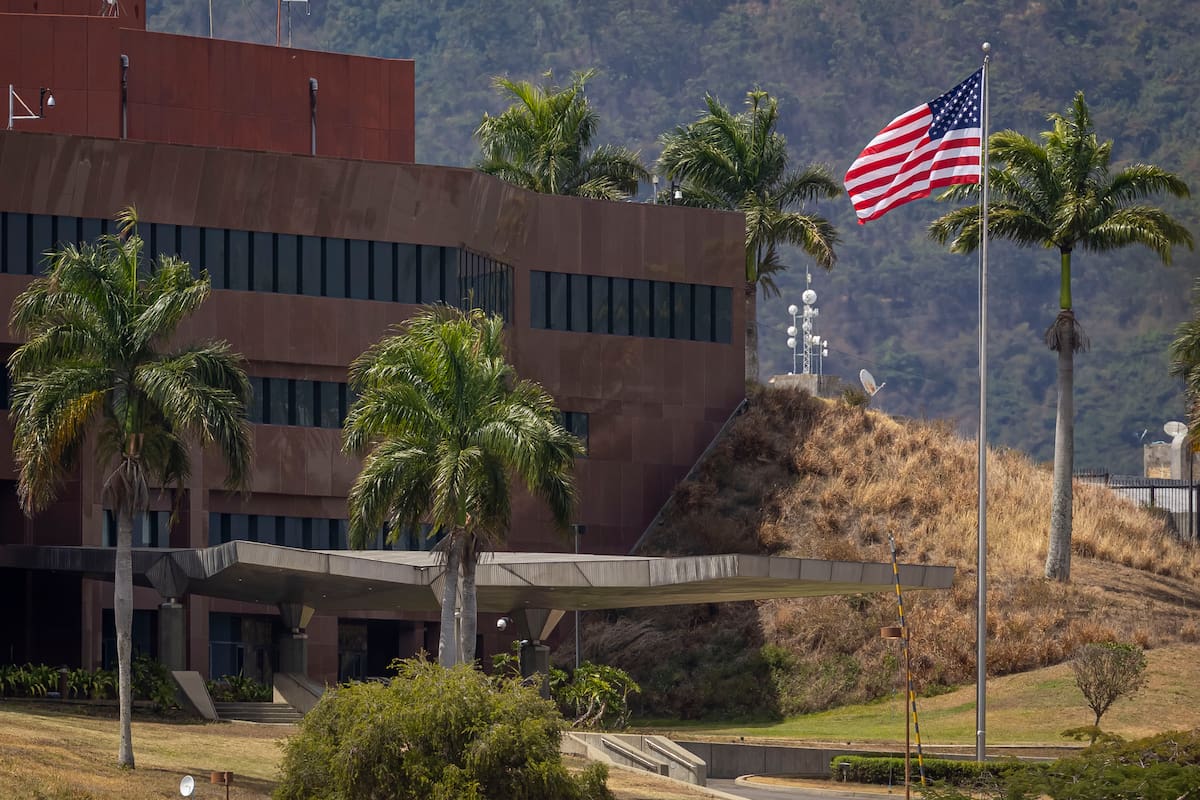 Señal histórica: EE. UU. vuelve a izar su bandera en Venezuela después de siete años