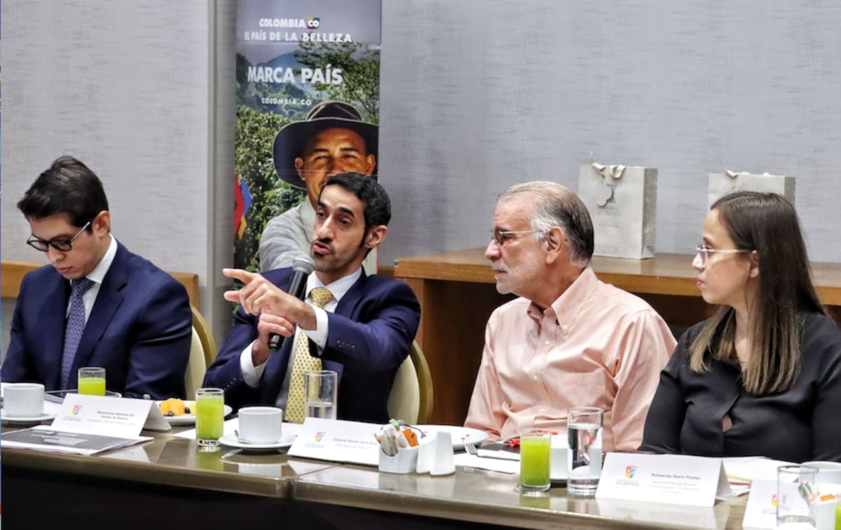 El embajador de Emiratos Árabes Unidos en Colombia, Mohammed Abdullah bin Khater Al Shamsi y Eduardo Verano, gobernador del Atlantico.