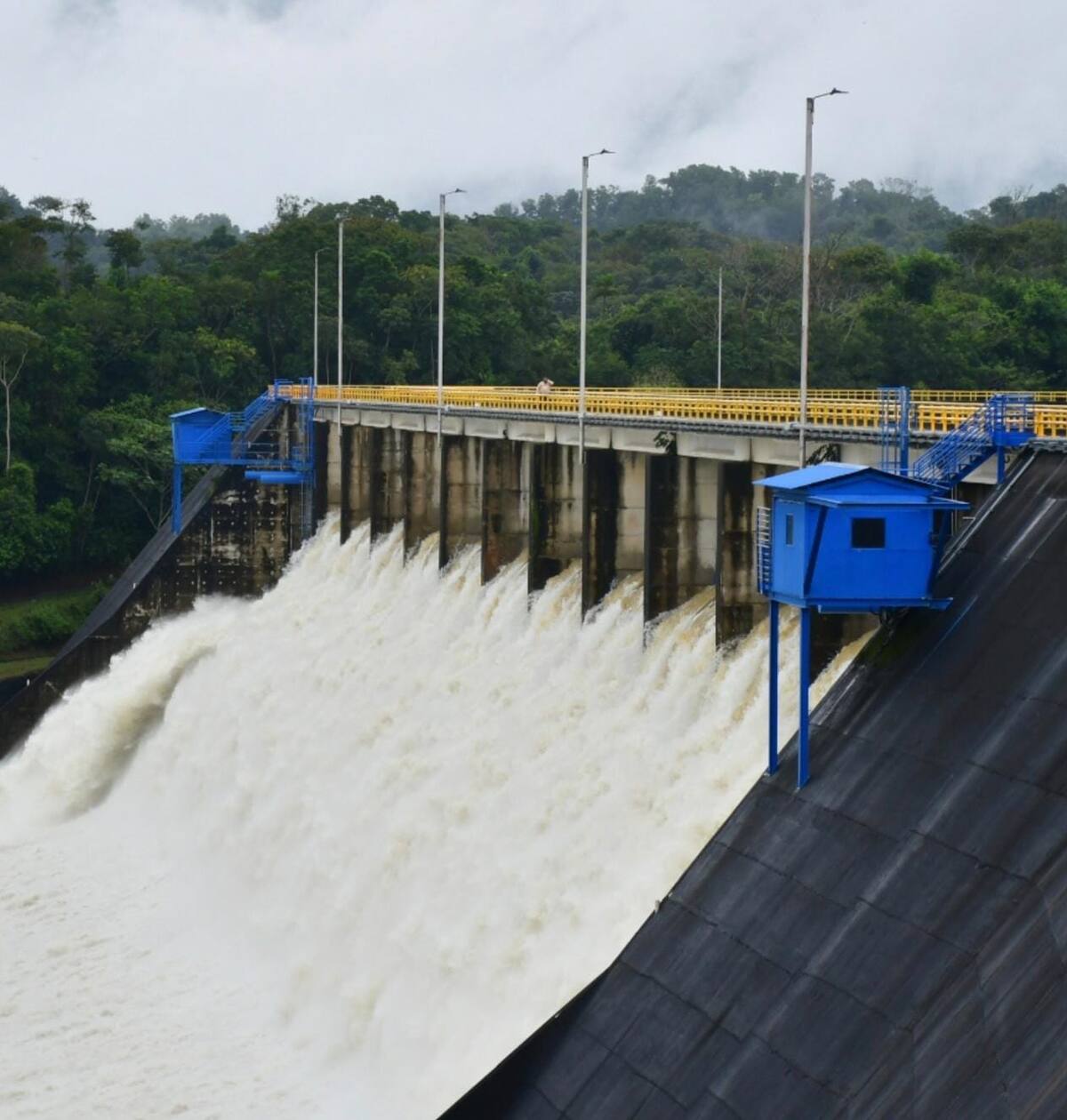 Compuertas del embalse de Urrá. // Foto: tomada de Instagram @urragenerador.