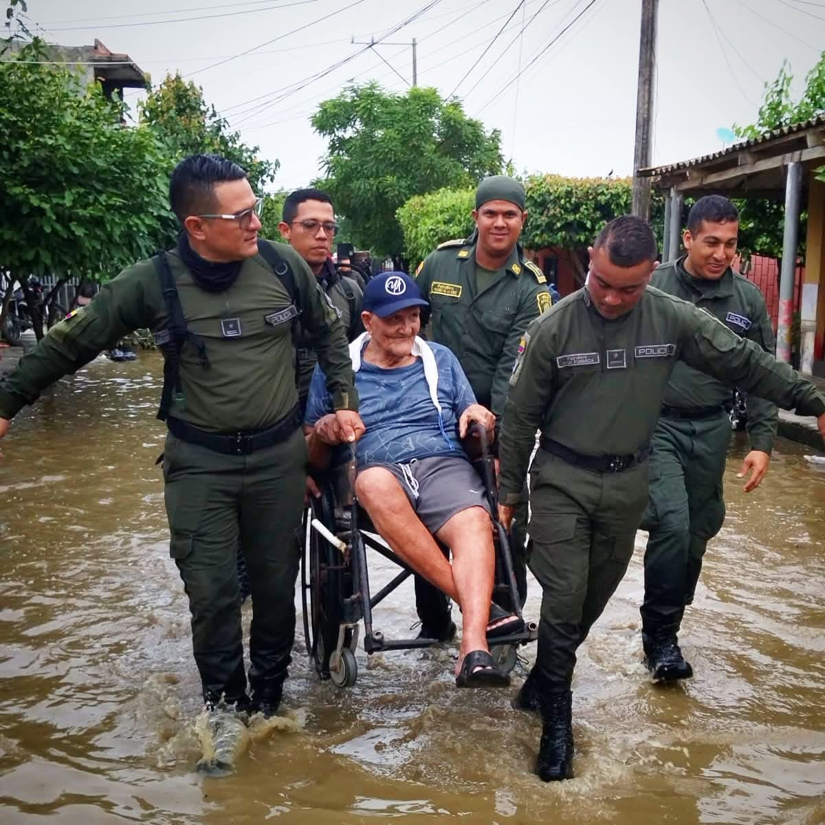 Uniformados de la Policía Nacional durante labores de rescate y atención a familias afectadas por la emergencia invernal en Córdoba. //FOTO CORTESÍA.