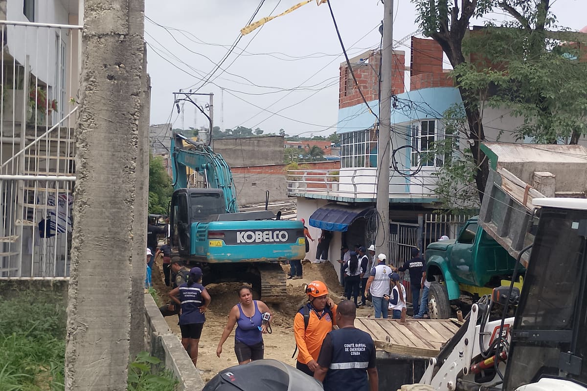 Fotos: así avanza rescate de 2 trabajadores en obra civil en el 20 de Julio