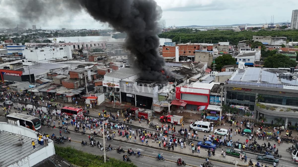 Así se ve el incendio en el Mercado de Bazurto desde el aire. //Foto: Jorge Diaz - dron El Universal
