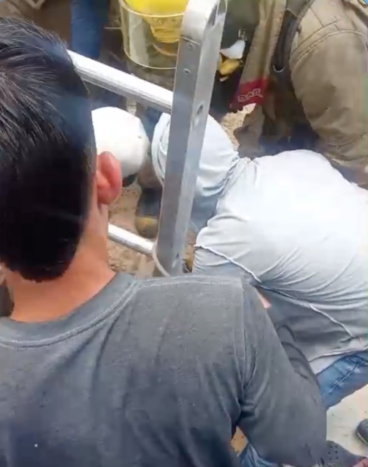 Varias personas y socorristas ayudaron a los obreros atrapados en un manhol en Soledad, Atlántico.//Cortesía Red de Cooperantes,.