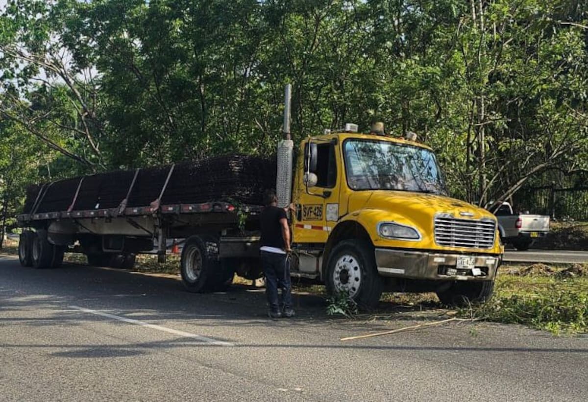 El camión que se quedó sin frenos en la vía Turbaco–Cartagena fue desviado hacia la orilla por uniformados de Tránsito. // FOTO: POLICÍA NACIONAL.
