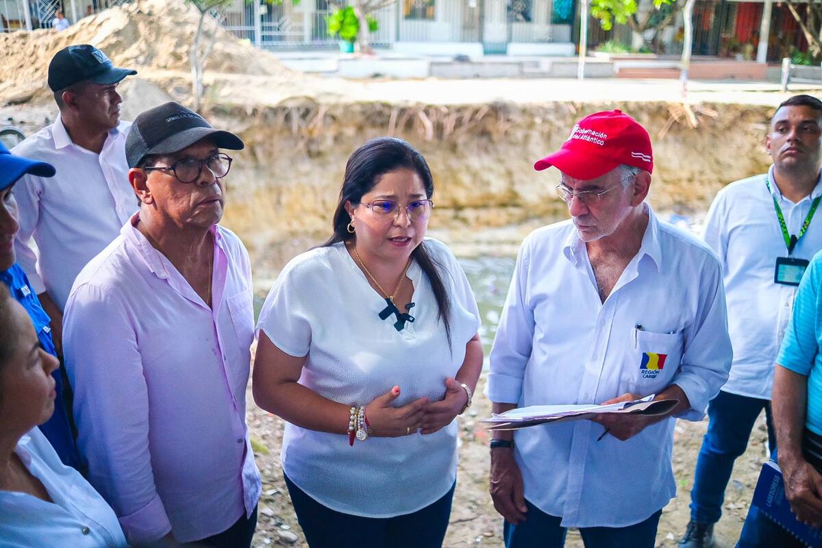La alcaldesa de Soledad, Alcira Sandoval, y el gobernador del Atlántico, Eduardo Verano, atienden la emergencia por invierno en sa población.