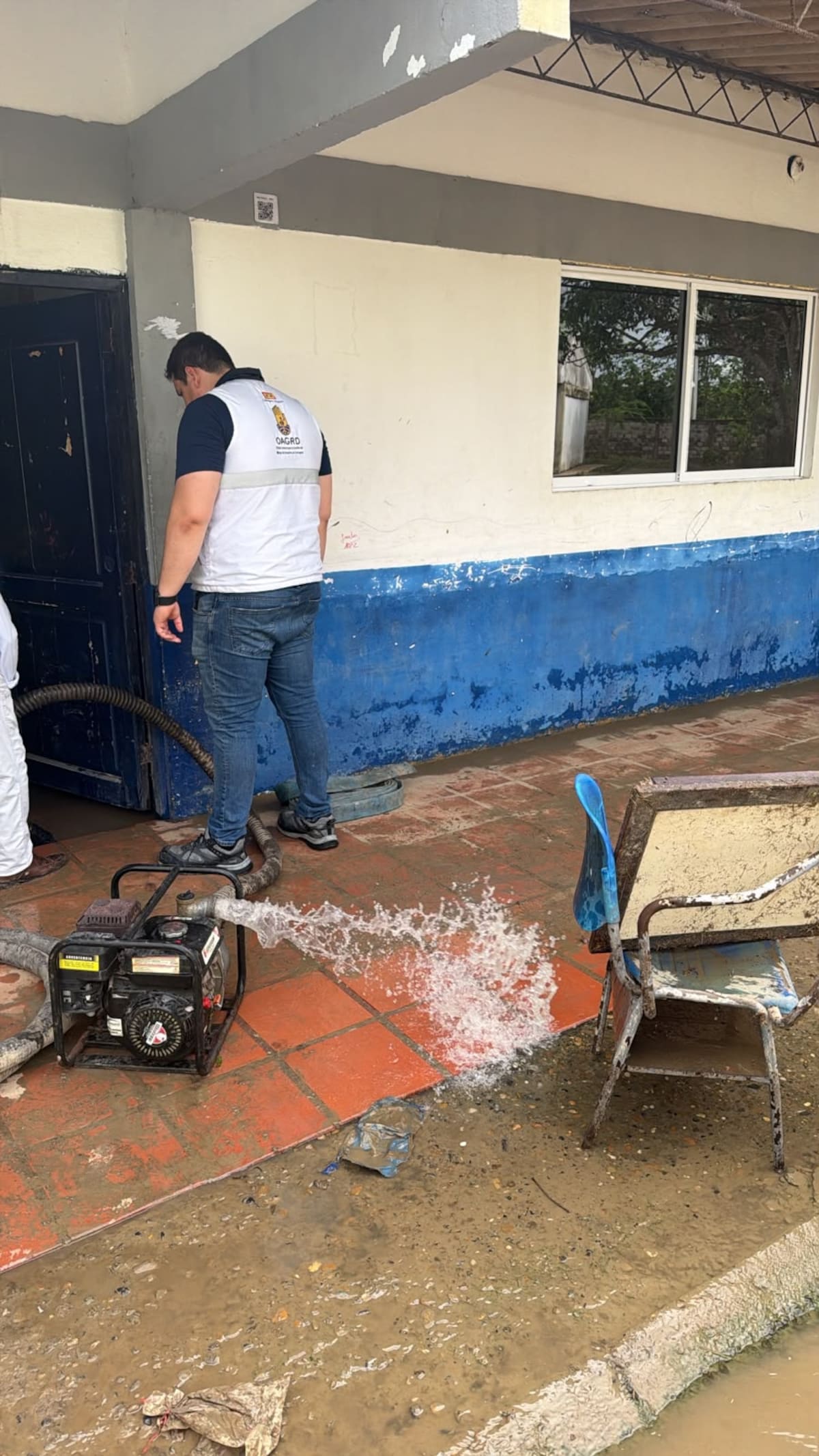 Las lluvias registradas durante la madrugada de este lunes provocaron inundaciones en las aulas y otras áreas de la Institución Etnoeducativa de Pontezuela, en Cartagena. // Foto: cortesía - Alcaldía de Cartagena