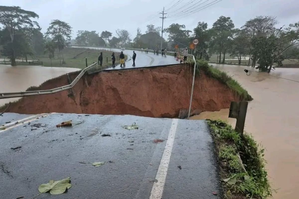 Habitantes arriesgan su vida al cruzar puente colapsado tras fuertes lluvias