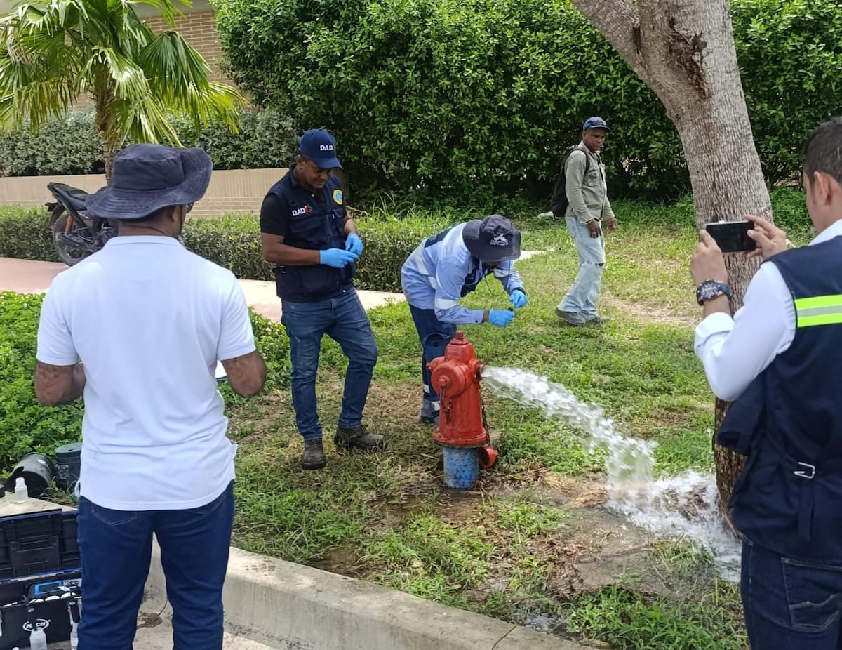 Aguas de Cartagena y el Dadis avanzan en la investigación y atención de la emergencia sanitaria en Serena del Mar. // Foto: cortesía