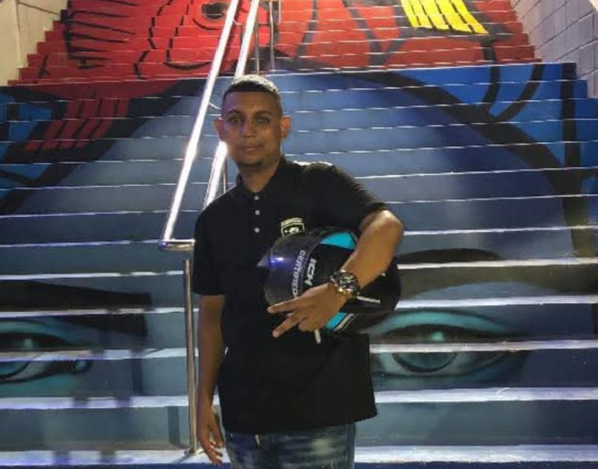 Emerson David Sarmiento Vergara, de 22 años de edad, murió al chocar la moto que conducía contra una señal de tránsito en vías de Barranquilla.//Cortesía.