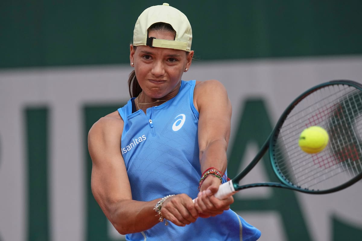 La colombiana Emiliana Arango devuelve el balón a la filipina Alexandra Eala durante su partido de primera ronda del Abierto de Francia de tenis, en el estadio Roland-Garros, en París. //AP