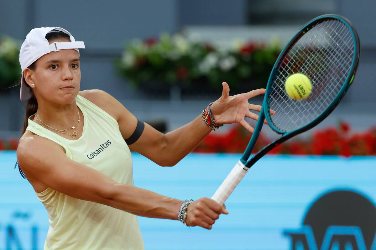 La tenista colombiana Emiliana Arango en acción ante la colombiana Camila Osorio durante el partido de la ronda 128 de 23ª edición del Mutua Madrid Open. //EFE