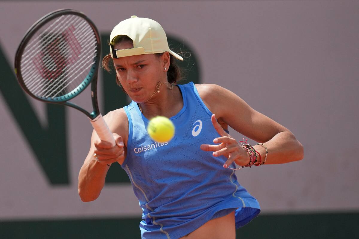 La colombiana Emiliana Arango devuelve el balón a la filipina Alexandra Eala durante su partido de primera ronda del Abierto de Francia de tenis, en el estadio Roland-Garros, en París. //AP