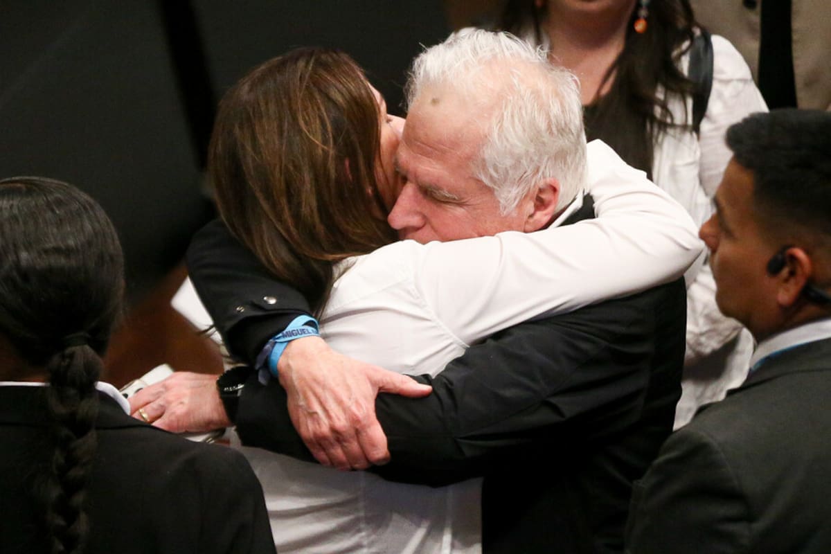 Así fue el emotivo abrazo entre Miguel Uribe Londoño, papá de Miguel Uribe, y María Claudia Tarazona. Una escena muy conmovedora en medio del dolor. Colprensa / VANGUARDIA