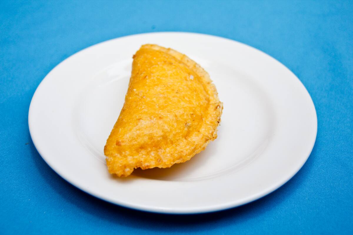 Se elaboran con maíz amarillo y son rellenas de carne o pollo.