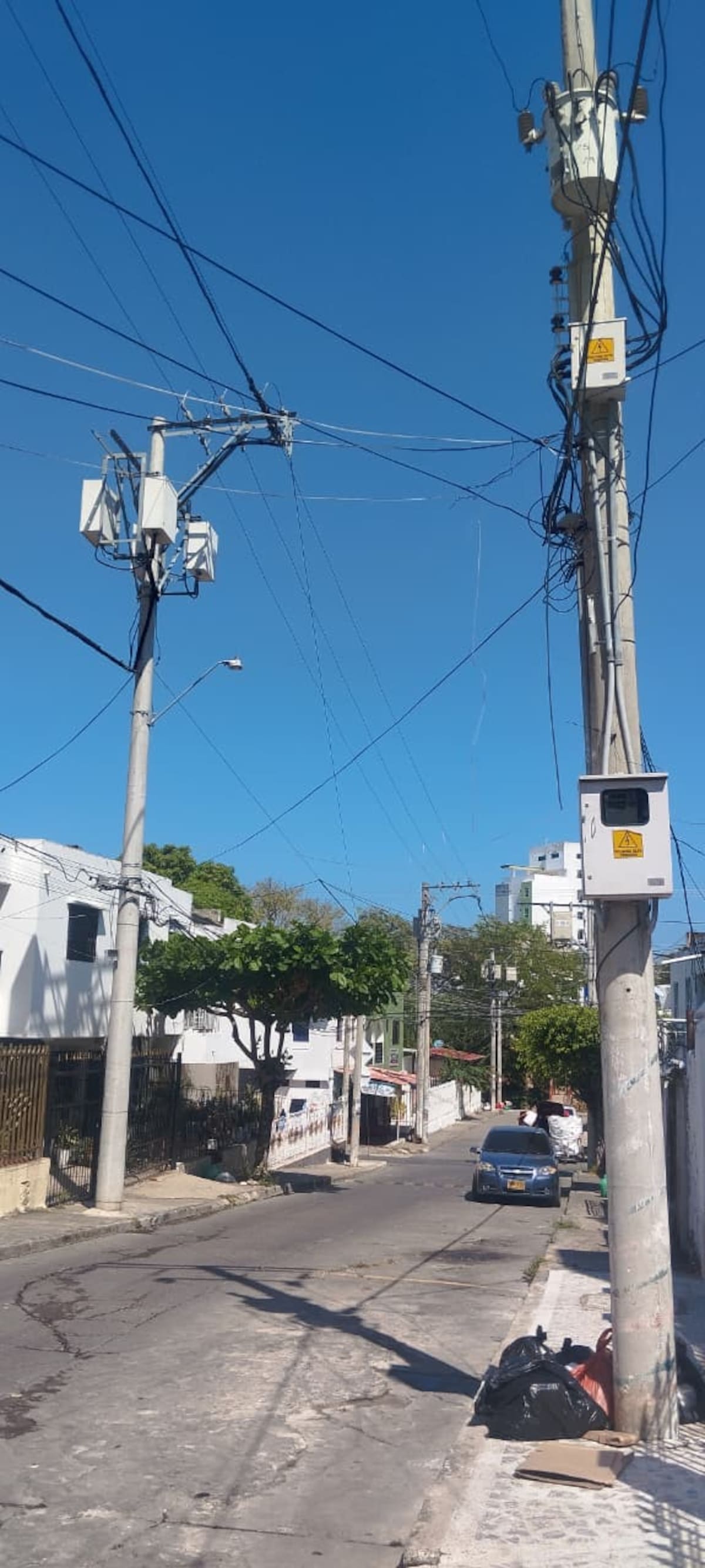 En 2017 Afinia instaló nuevos postes junto a los medidores de las viviendas, en el barrio Chipre. // Foto: Óscar Díaz Acosta - El Universal