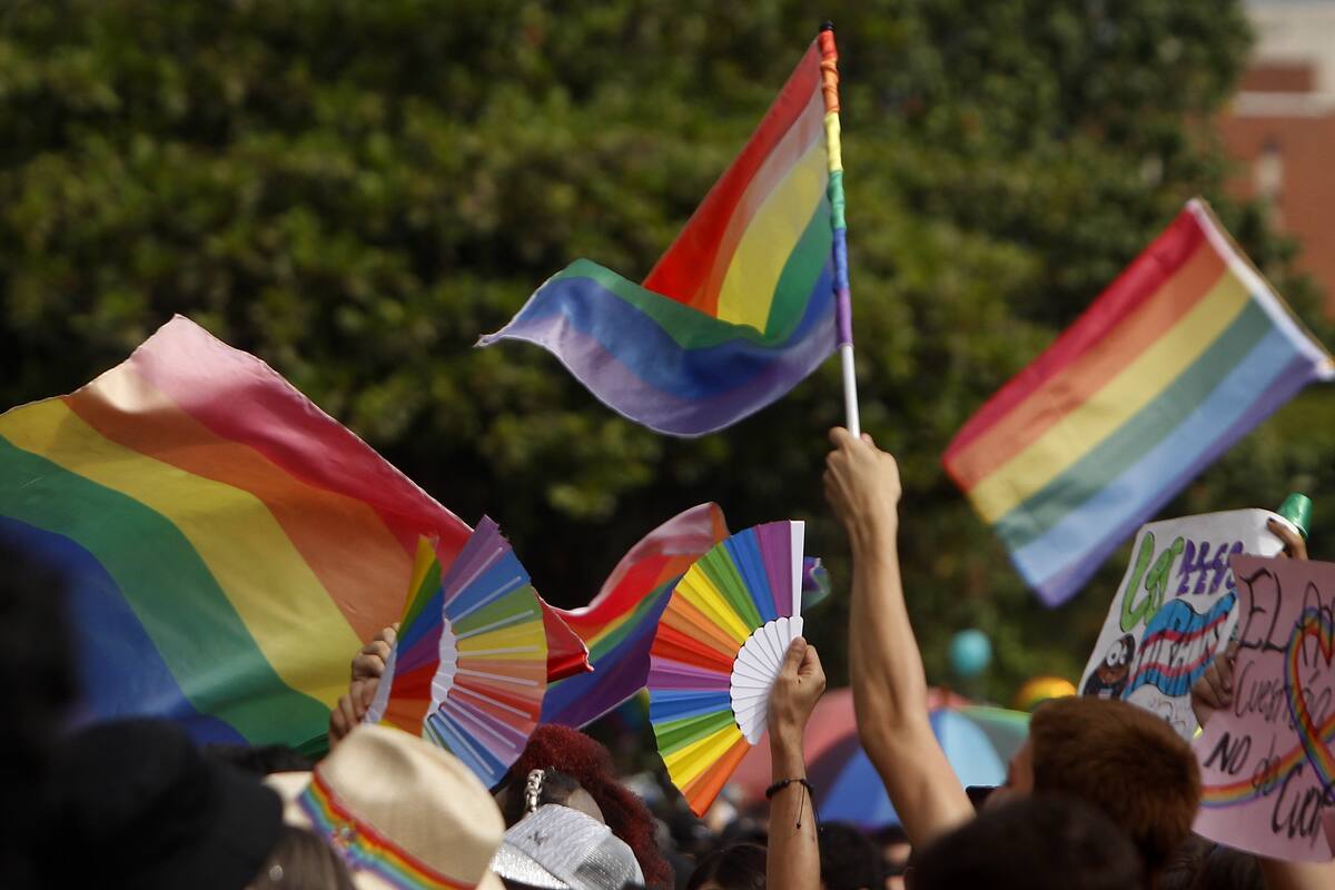 Personas participan en una marcha para celebrar y conmemorar el Orgullo LGBTIQ+, en Medellín (Colombia), en una fotografía de archivo. EFE/Luis Eduardo Noriega A.