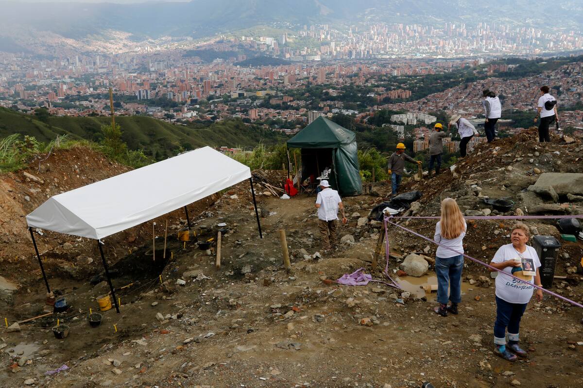 Imagen de archivo de integrantes de la Unidad de Búsqueda de Personas dadas por Desaparecidas (UBPD) durante una intervención forense en 'La Escombrera', en Medellín (Colombia). EFE/STR