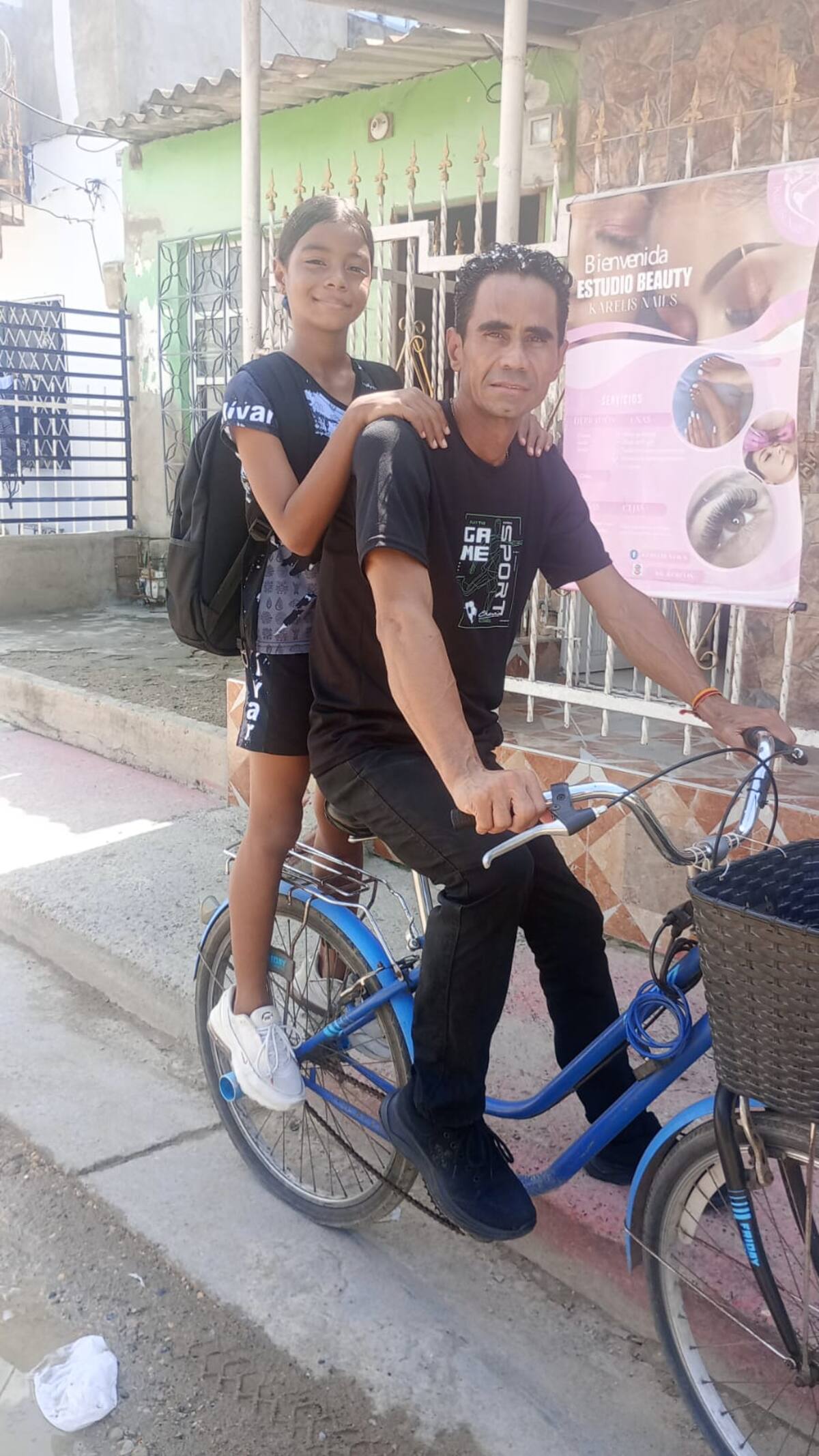 En bicicleta, así llega Lía a sus entrenamientos. // CORTESÍA