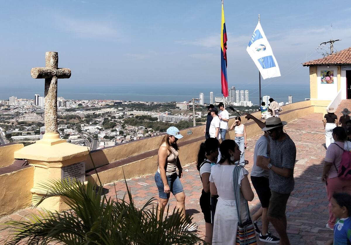 En comunión con todos los encantos de Cartagena y por las Fiestas de la Virgen de la Candelaria, mucho turistas visitan estos días el histórico Convento de La Popa. //Zenia Valdelamar - EU