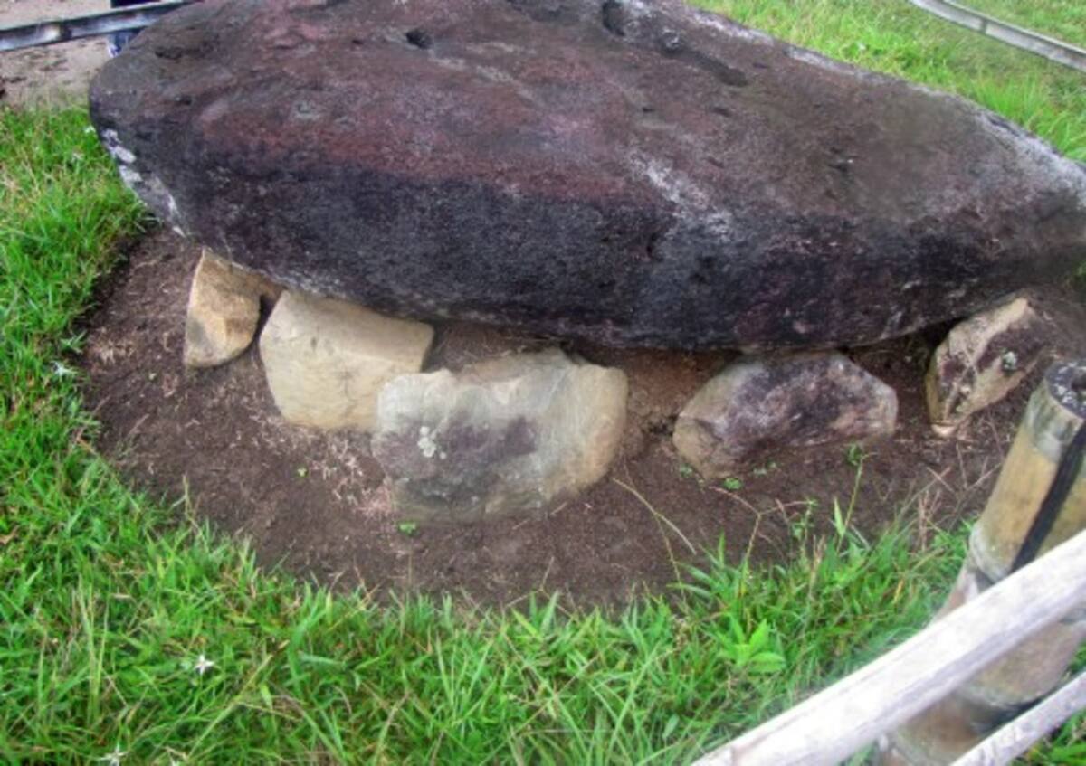 En el año 1110 A.C. un grupo de pobladores cuyo origen y desaparición es desconocido, pero cuya presencia quedó registrada en lo que en la actualidad es conocido como el parque San Agustín, en el departamento de Huila, consagró parte de su existencia a los cultos funerarios. En la foto, los restos de la “tapa” de una de las tumbas halladas en esta zona. FOTOS PATRICIA RODRÍGUEZ