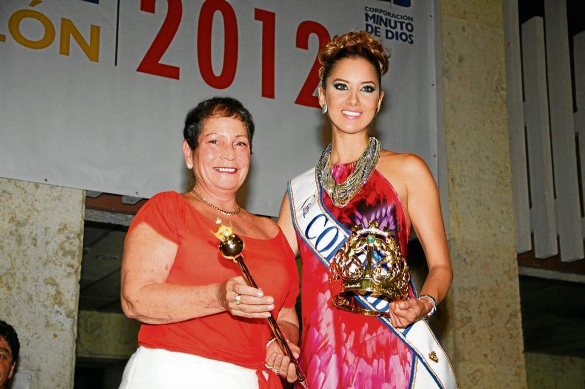 Marcia Cesáreo entregó la corona a Daniela Álvarez, señorita Colombia 2011.