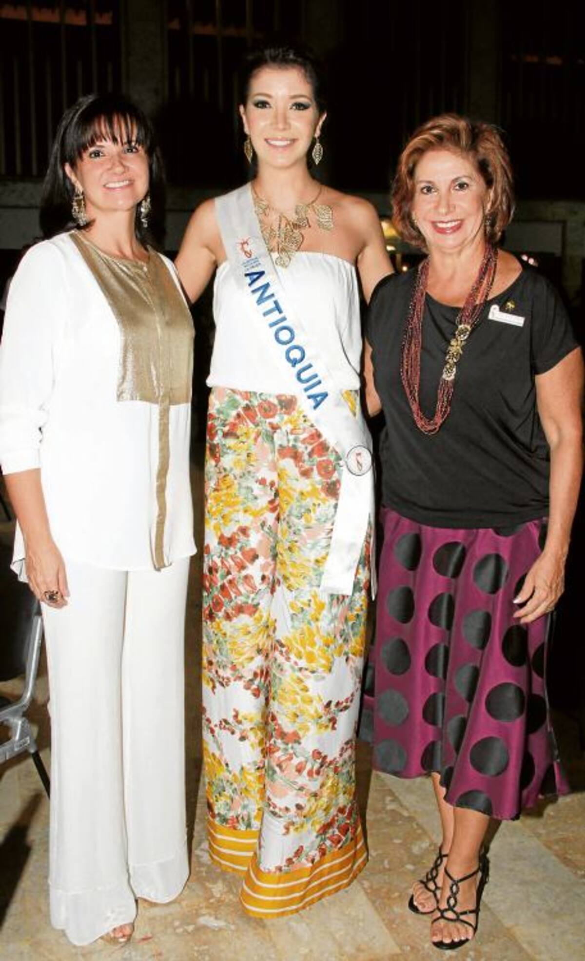 Ana Elvira de Gossaín; la Señorita Antioquia, Laura Trujillo, y Adalgiza Frieri.