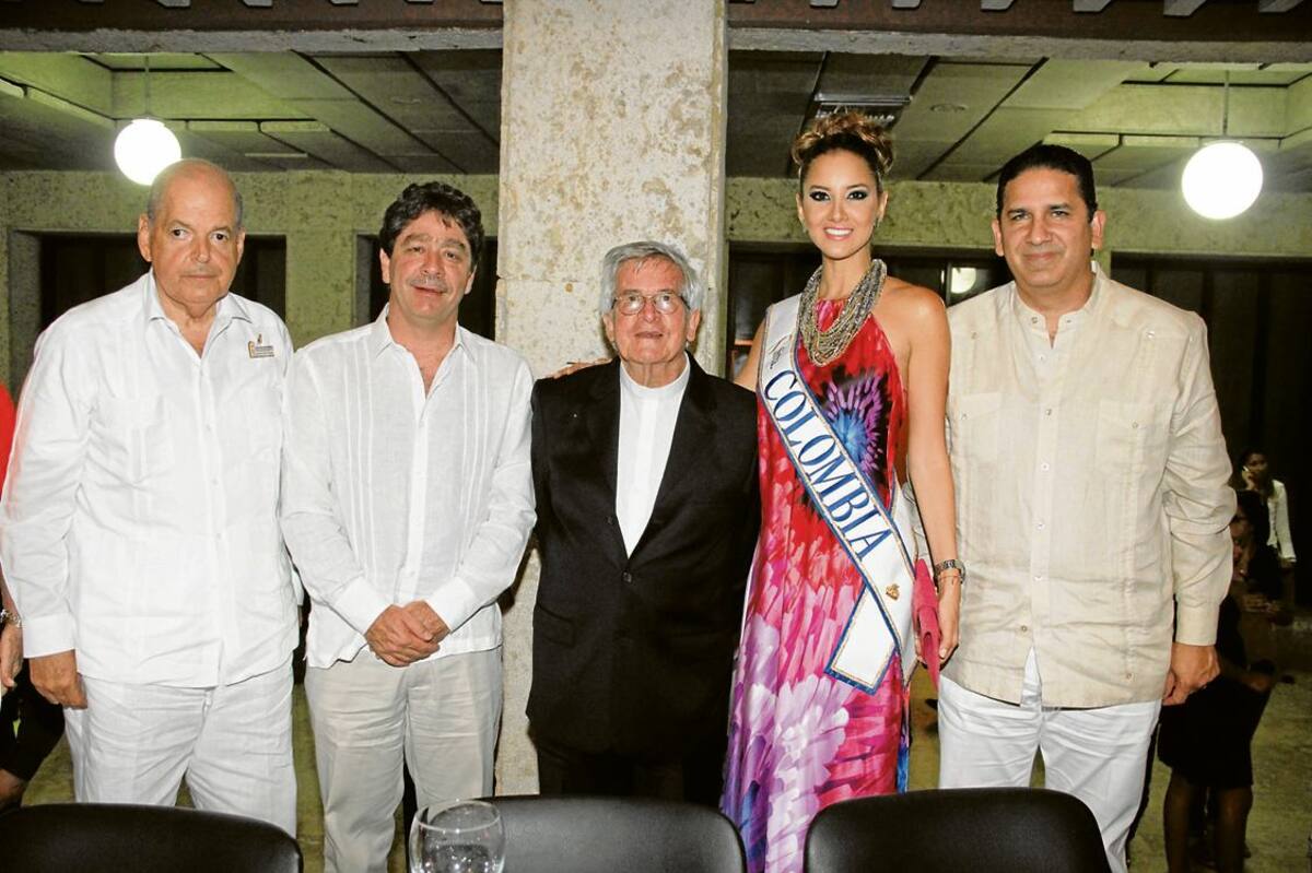 El presidente del Concurso, Raimundo Angulo; el alcalde(e), Bruce Mac Master; el padre Diego Jaramillo; la Señorita Colombia, Daniela Álvarez; y el gobernador De Bolívar,Juan Carlos Gossaín. Maruja Parra /El Universal/