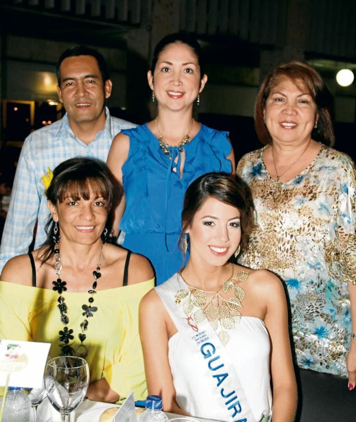 De pie: Luis Beltrán, Bevely Bermúdez y Delsa de Bermúdez; sentadas: Beatriz Fuentes y Guajira Daniela Vega.