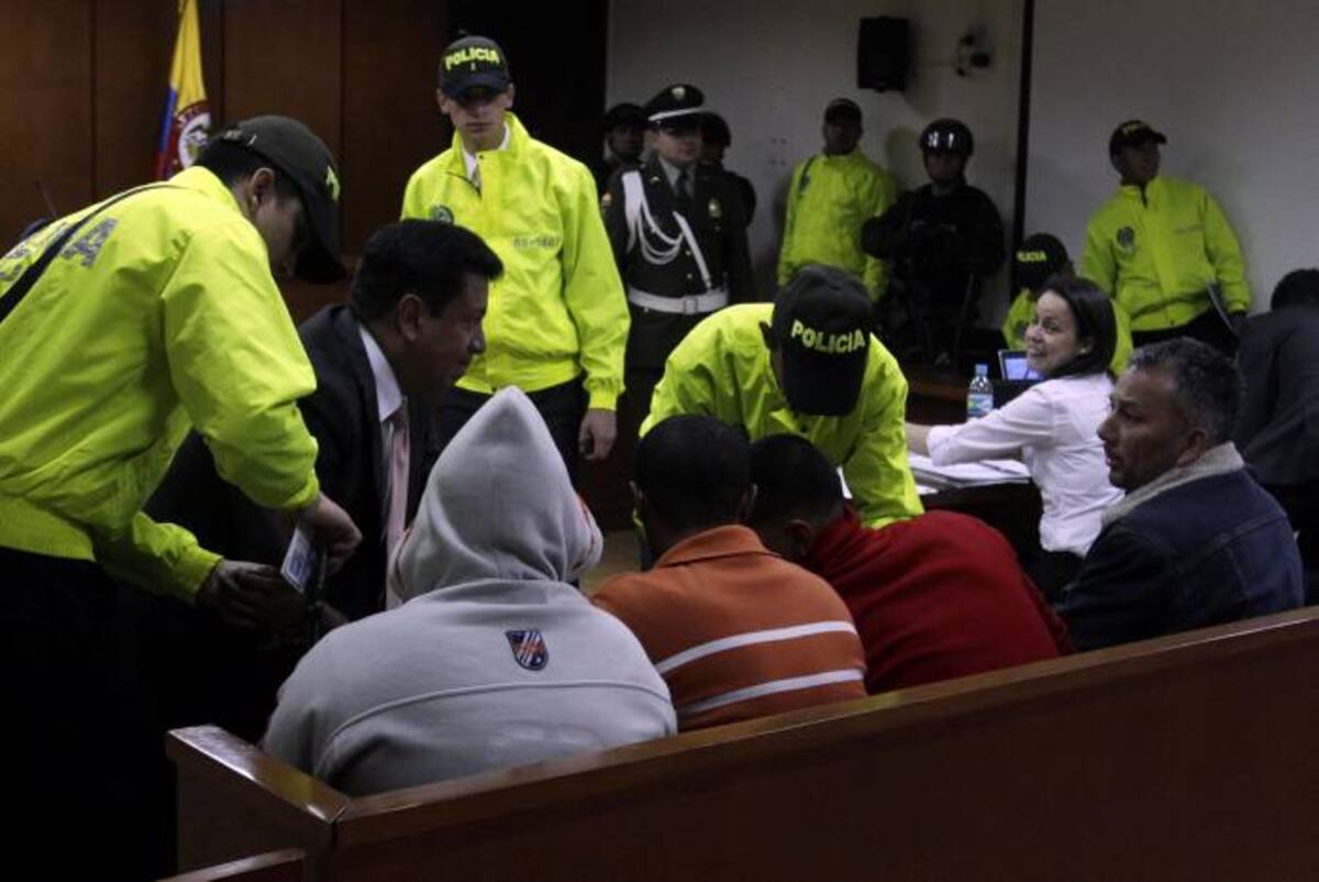 El juez 27 de garantías de Bogotá cobijó con medida de aseguramiento a cuatro personas vinculadas presuntamente con el atentado terrorista al exministro de Interior y Justicia, Fernando Londoño. COLPRENSA