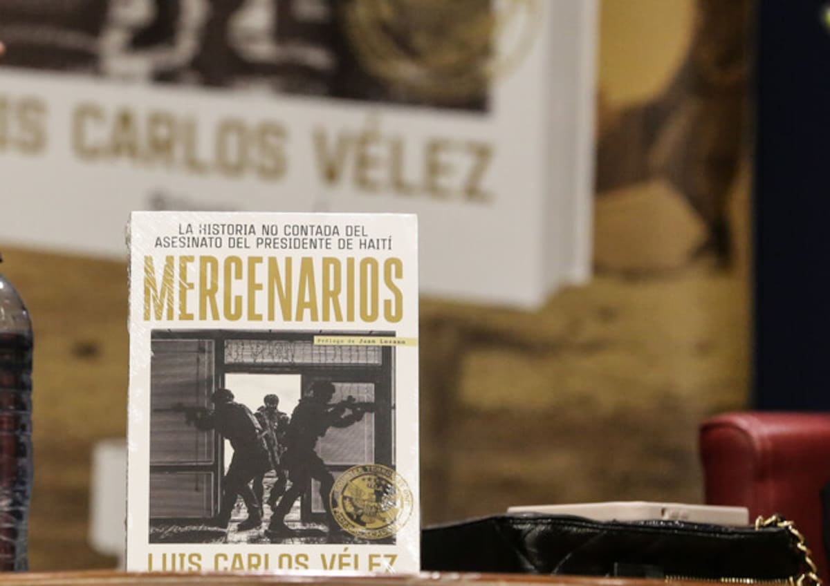 En el Gimnasio Moderno, elbperiodista Luis Carlos Vélez presenta "Mercenarios", su primer libro, donde investiga el asesinato del presidente de Haití, Jovenel Moïse. (Colprensa - Catalina Olaya)