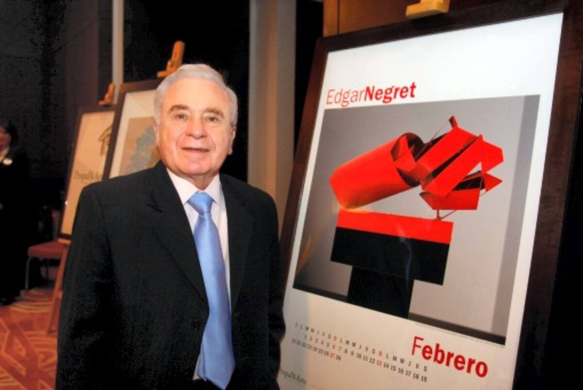 En el Hotel Marriot se hizo el lanzamiento del tradicional Calendario Propal 2011, con la participación de varios artistas plásticos nacionales. En la foto Eduardo Serrano y a su lado una obra de Edgar Negrete.