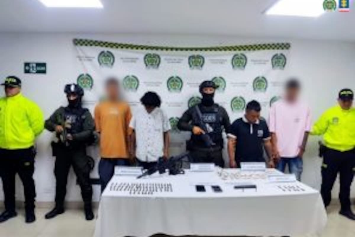 Mandan a la cárcel a 2 hombres tras hallazgo de armas ilegales en un inmueble